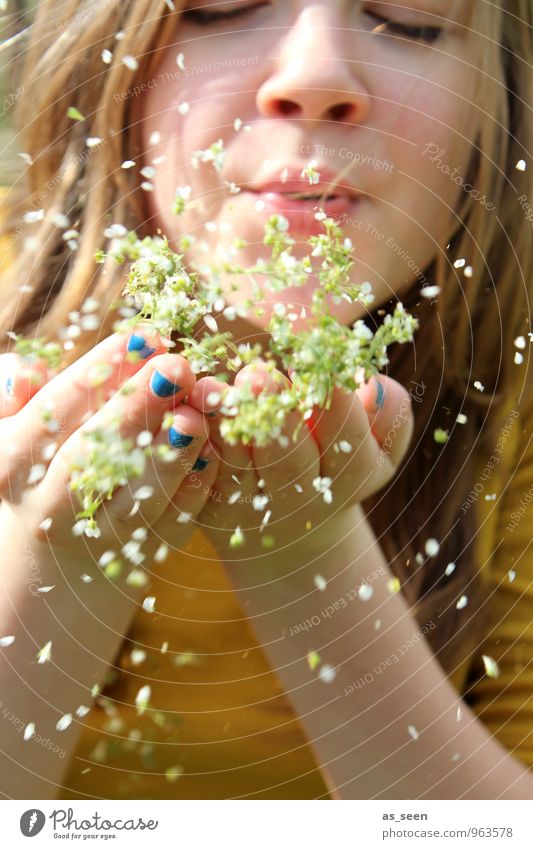 Summertime Mädchen Jugendliche Leben 1 Mensch 8-13 Jahre Kind Kindheit Umwelt Natur Pflanze Frühling Sommer Blüte Mode Nagellack brünett blond langhaarig