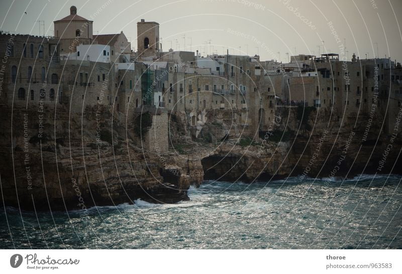 Al mare Sommer Herbst Felsen Küste Meer Polignano a Mare Apulien Italien Europa Fischerdorf Kleinstadt Hafenstadt Stadtzentrum Altstadt Menschenleer Haus