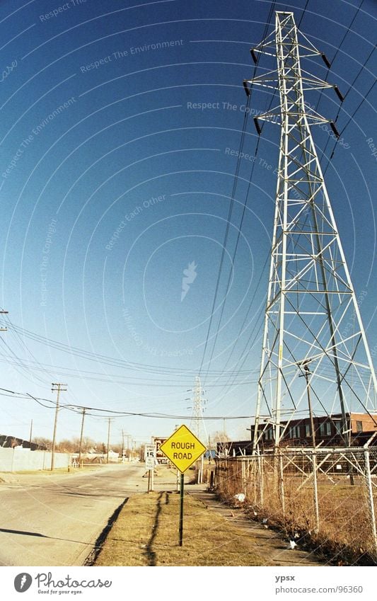 Straße Elektrizität Straßennamenschild gelb braun Schlagloch Asphalt Außenaufnahme Strommast Hochspannungsleitung Schönes Wetter Pol- Filter Zaun Amerika USA