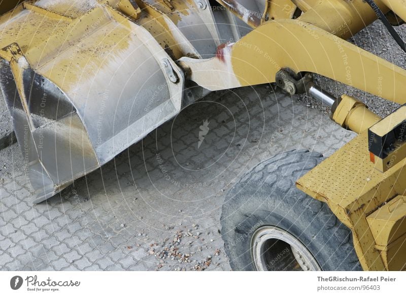 Pneulader am Werk Reifen Baufahrzeug Schaufel gelb Arbeit & Erwerbstätigkeit Maschine Tiefbau Beton Stahl Kraft Kies 4 grau weiß Handwerk baggern pneulader