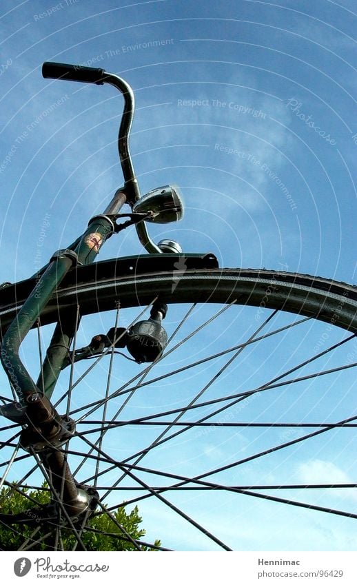 Holland vom Frosch aus gesehen. Fahrrad Himmel Speichen axial Achse Fahrradlenker Lenker Lampe Gabel Niederlande Froschperspektive Detailaufnahme Bildausschnitt