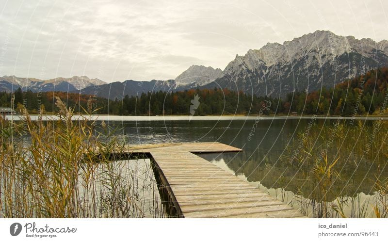 Herbststimmung - Oberbayern Erholung ruhig Schnee Berge u. Gebirge wandern Wolken schlechtes Wetter Alpen Schneebedeckte Gipfel See dunkel Stimmung Mittenwald