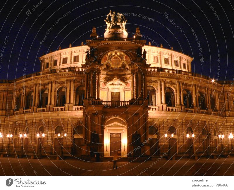 sämpa-opa Semperoper Dresden Sachsen Kulturdenkmal Denkmal Rundbauweise Langzeitbelichtung dunkel Nacht Weltkulturerbe Wahrzeichen Oper Säule alt Show Mensch