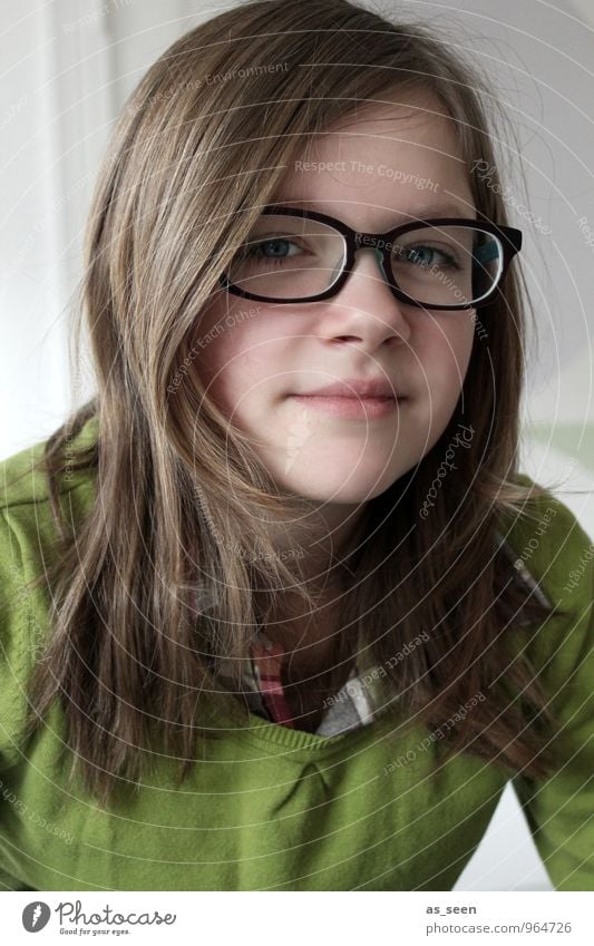 How will it be? Mädchen Kindheit Jugendliche Leben 1 Mensch 8-13 Jahre 13-18 Jahre Pullover Brille brünett langhaarig Blick authentisch grün Ehrlichkeit klug