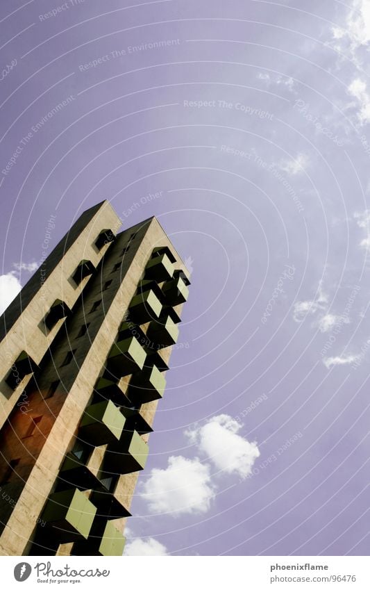 staringintothesun Haus Hochhaus Bauwerk Zukunft Himmel Beton Balkon Berlin archithektur building future Hauptstadt violet sky Stein