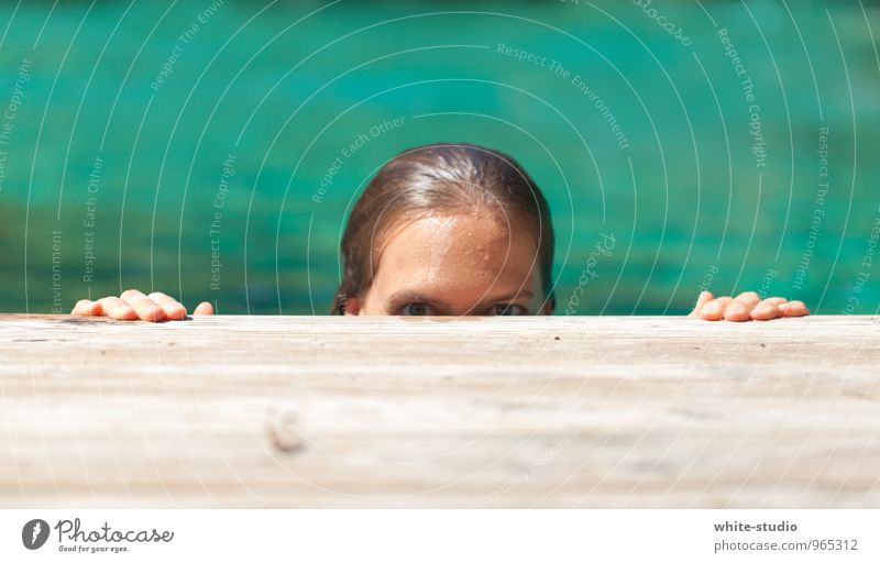 Der Voyeur Schwimmen & Baden Blick verstecken Voyeurismus beobachten nackt Natur Weiblicher Akt Scham Blick in die Kamera Versteck Schwimmbad Sommerurlaub