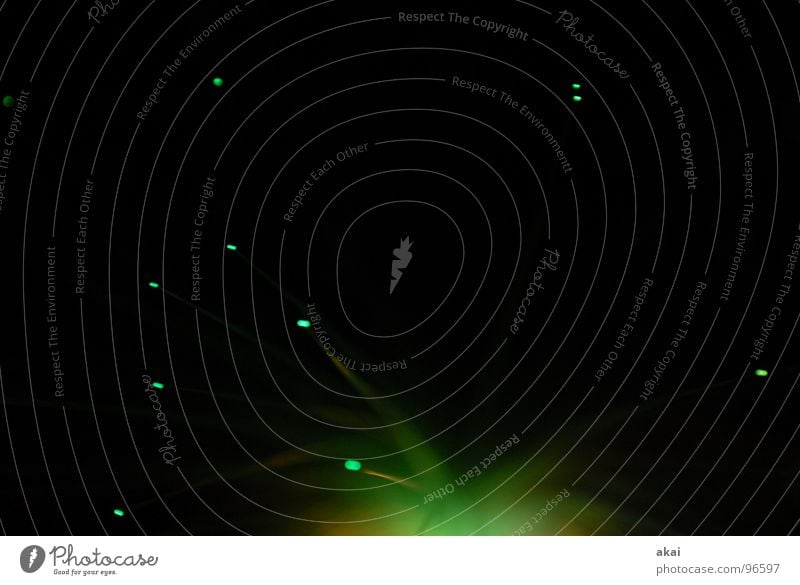 Ufo-Lichterspiel 7 Ufolampe Fernsehlampe Belichtung UFO Lichtspiel Langzeitbelichtung Experiment Streifen Glasfaser Studie dunkel grün Wohnzimmer streifenlicht