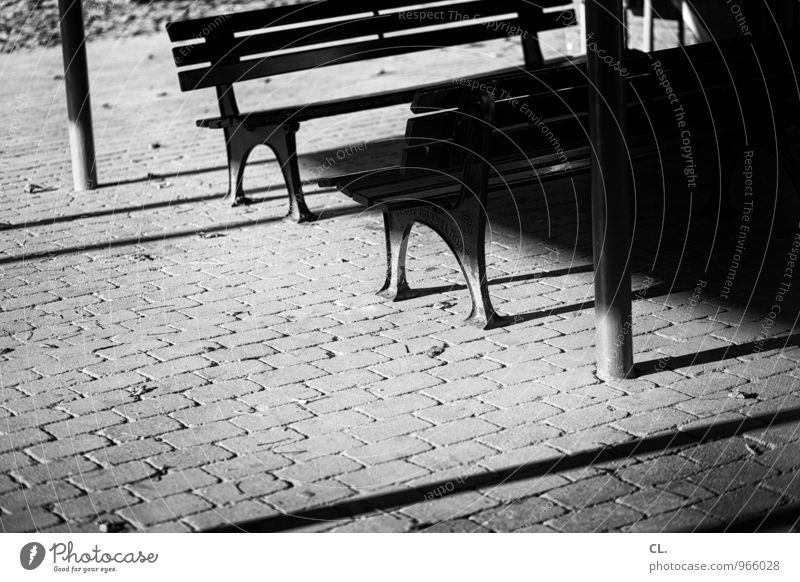 bänke Platz Boden Bank Spielplatz sitzen dunkel Pause stagnierend Schattenspiel Schwarzweißfoto Außenaufnahme Menschenleer Textfreiraum links Textfreiraum unten