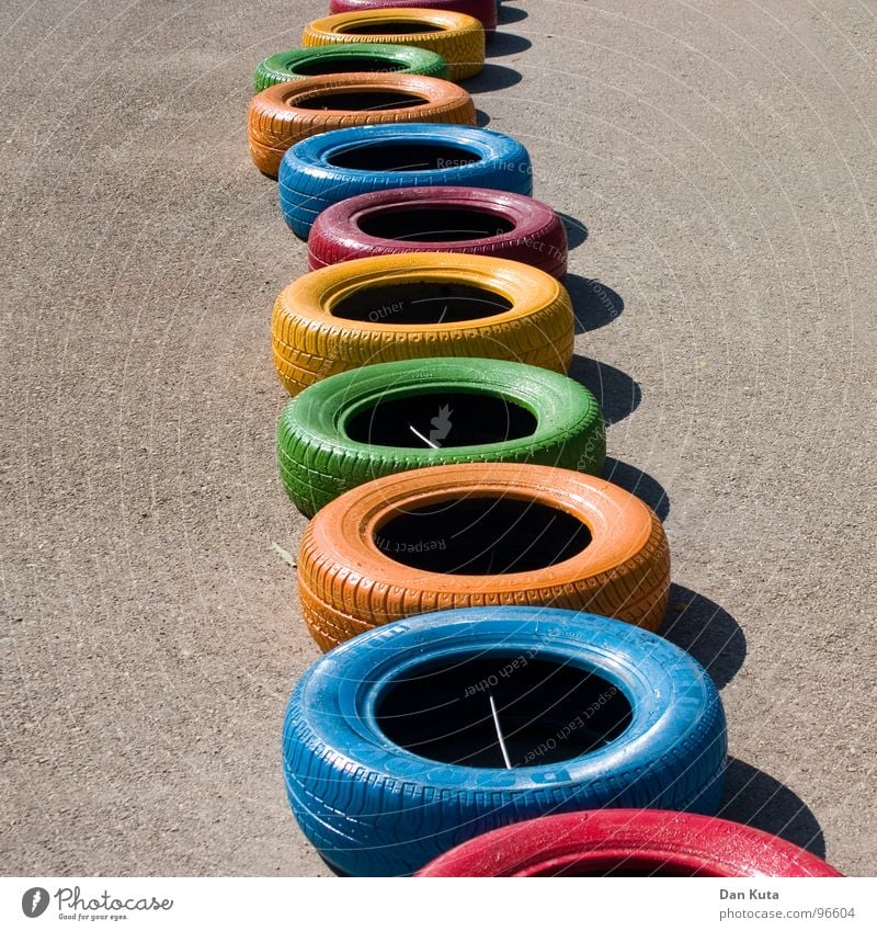 Neue Reifen | Boxenstopp Gummi rund geschlossen Asphalt Teer rau Autoreifen mehrfarbig Vielfältig Verschiedenheit fahren Go-Kart Spielen Spielplatz hüpfen