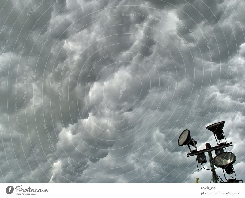 Knips das Licht an, es wird dunkel! Hölle Götter Teufel Unwetter Wolken Kirchturm schwarz gelb gefährlich Gotteshäuser nass Schwüle Physik heiß Apokalypse