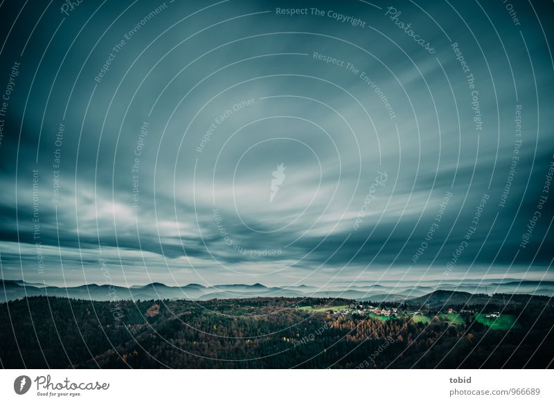 Weitblick Natur Landschaft Pflanze Himmel Wolken Horizont Herbst Wetter Wind Baum Wiese Wald Hügel Berge u. Gebirge Dorf ästhetisch bedrohlich frei