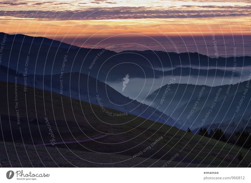 im Tal des Nebels Ferien & Urlaub & Reisen Tourismus Ferne Freiheit Berge u. Gebirge Natur Landschaft Luft Himmel Wolken Horizont Herbst Klima Wetter Baum Wald