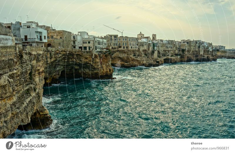 Al mare Polignano a Mare Italien Apulien Dorf Fischerdorf Kleinstadt Hafenstadt Altstadt Menschenleer Gebäude entdecken Felsen Meer Wellen Brandung rau Farbfoto