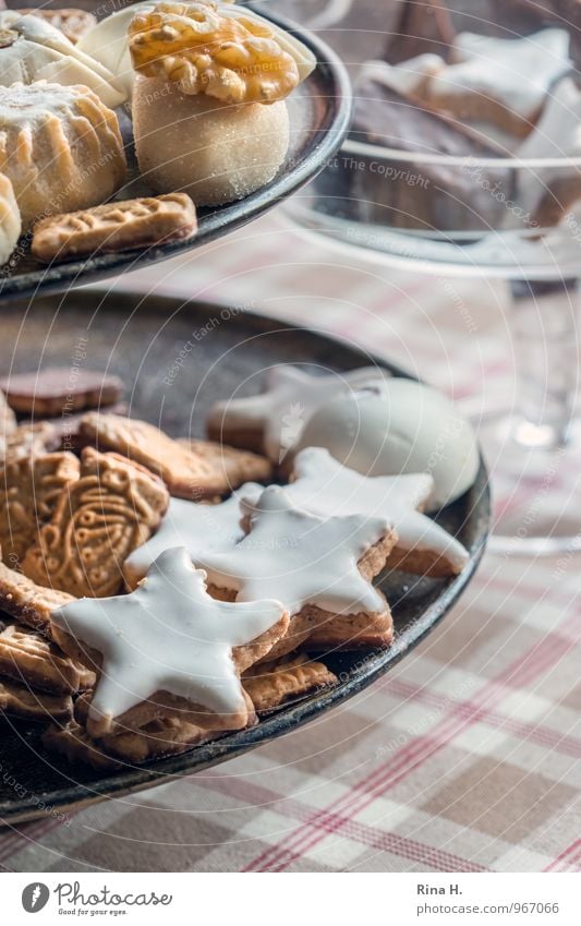 Orient meets Occident Teigwaren Backwaren Keks Geschirr Teller lecker süß Etagere Tischwäsche Weihnachtsgebäck Farbfoto Innenaufnahme Menschenleer