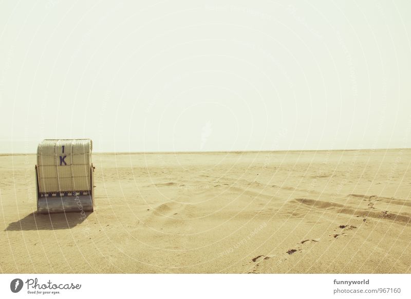 keiner nervt! Strandkorb Sand Fußspur Ferne Ferien & Urlaub & Reisen einzeln Menschenleer Buchstaben Sommerurlaub Unendlichkeit Farbfoto Außenaufnahme