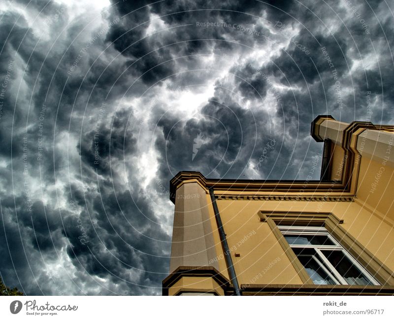 Gleich kracht´s, mach die Schotten dicht! Hölle Götter Teufel Unwetter Wolken Kirchturm schwarz dunkel gelb gefährlich Gotteshäuser nass Schwüle Physik heiß