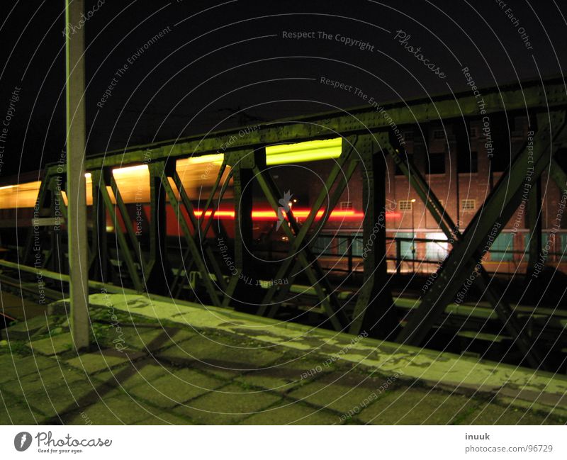 Informationsquellen zum Halogen Gras Licht Lampe Bahnsteig Steckdose Kopfsteinpflaster blaugrünviolett Bahnhof Pfosten ostkreuz Schornstein