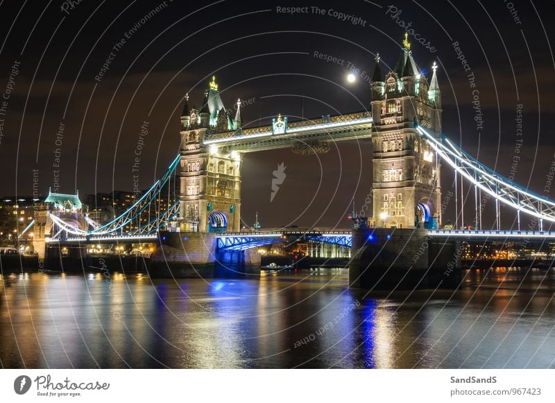 Mond über der Tower Bridge Museum Architektur Kultur Stadt Hauptstadt Brücke Turm Bauwerk Gebäude Sehenswürdigkeit Wahrzeichen Denkmal Idylle London Farbfoto