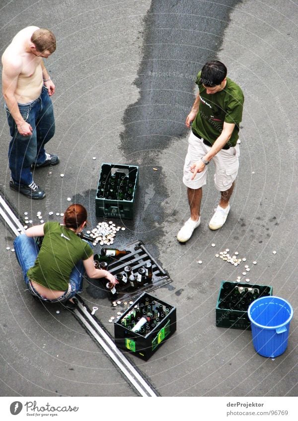 Prohibition (3) - Finale Pfütze Gully Bier Wagen Wand Eimer grau vernichten Bierkasten grün Alkohol Bauernhof Mensch Fluss PKW Terr Jugendliche blau Flasche