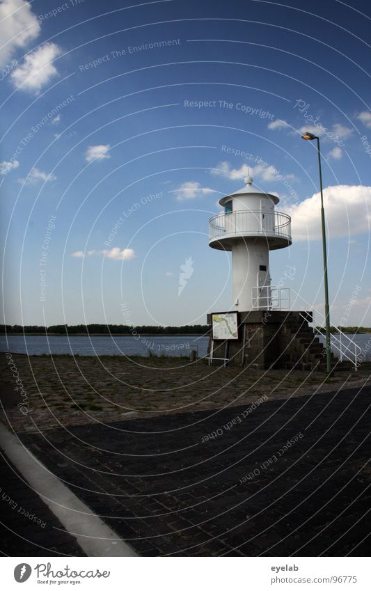 Selbstleuchtende Immobilie mit Illuminationshilfe Leuchtturm Küste Lampe Laterne Wolken Platz Streifen Teer Parkplatz Ferne See Meer Elektrizität Aussicht Tag