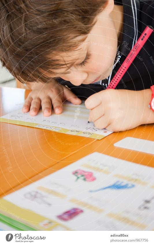 Rechtschreibung Kindererziehung Bildung Schule lernen Klassenraum Schulkind Mädchen Schreibwaren Schreibstift Schriftzeichen Arbeit & Erwerbstätigkeit Denken