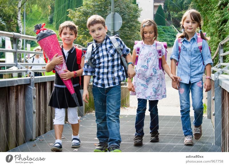 Erster Schultag Kindererziehung Bildung Schule lernen Schüler Mädchen Junge Freundschaft Kindheit Zusammensein klug fleißig diszipliniert Neugier Beginn