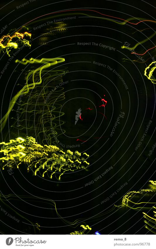 IT Gluewuermchen Kammer dunkel Langzeitbelichtung Elektrizität Neonlicht grell Erkenntnis Kunst Innenaufnahme Fotolabor Medien undscharf Unschärfe Dynamik Licht