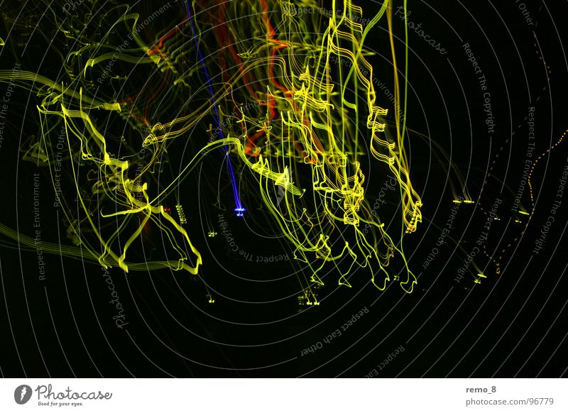 IT wirr warr Kammer dunkel Unschärfe Langzeitbelichtung Elektrizität Neonlicht grell Erkenntnis Kunst Innenaufnahme Fotolabor Medien Dynamik Licht fuckeln
