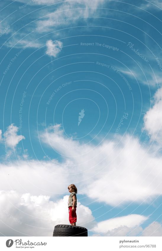 Wolkenkind1 Kind Autoreifen weiß verträumt rot Sommer Spielen Himmel blau Wetter