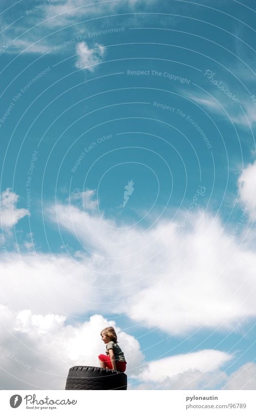 wolkenkind 2 Wolken Kind Autoreifen weiß verträumt rot Sommer Spielen Himmel blau Wetter