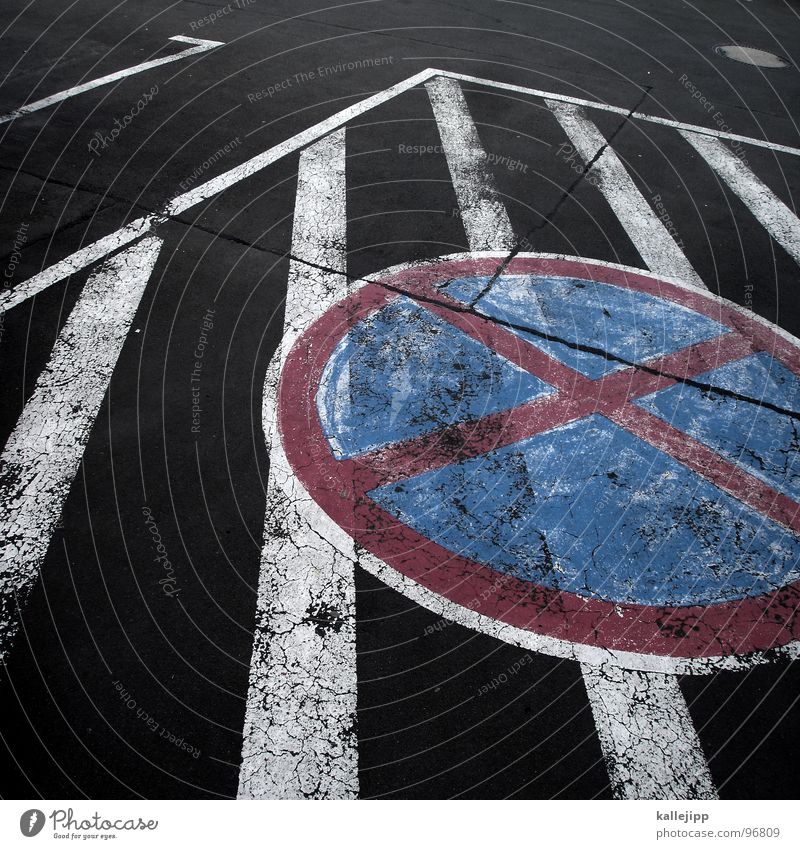 doppelt gemoppelt hält besser? Parkverbot parken Parkplatz Warnschild Verkehrszeichen Gesetze und Verordnungen Halteverbot Verbote Verbotsschild Streifen Unsinn