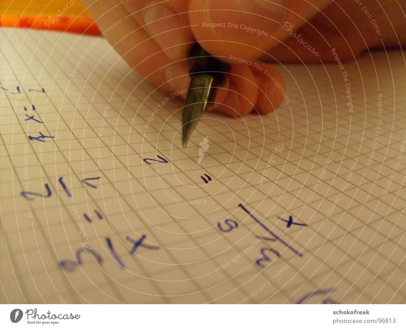 Tobi bei den Hausaufgaben Füllfederhalter Nachhilfeunterricht Mathematik Rechenheft Schulunterricht Hand Bildung Konzentration Zeitschrift Bruchrechnen Denken