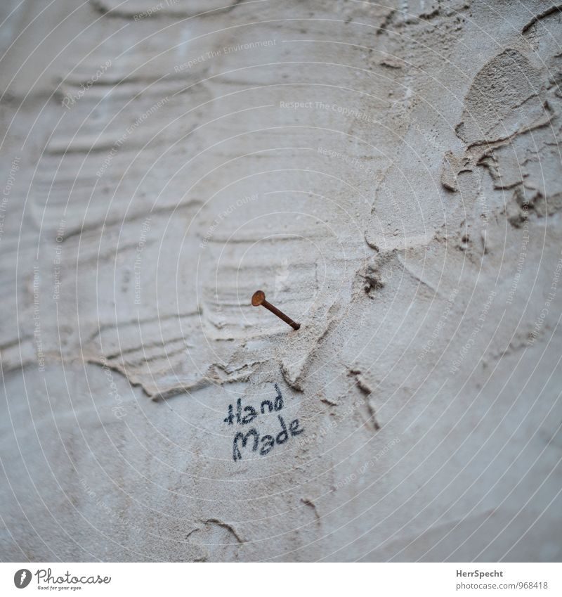 Kunst | Hand | Werk Menschenleer Bauwerk Gebäude Mauer Wand Stein Beton Schriftzeichen Graffiti lustig braun Nagel Rost Kunstwerk selbstgemacht heimwerken