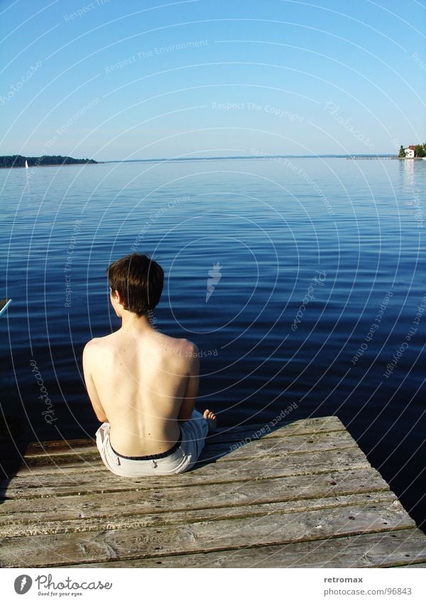 Sitzen See kalt nass feucht tief Ferne Horizont Meer Steg Chiemsee Bayern Teich Holz Wellen Ferien & Urlaub & Reisen Freizeit & Hobby Sehnsucht Fernweh