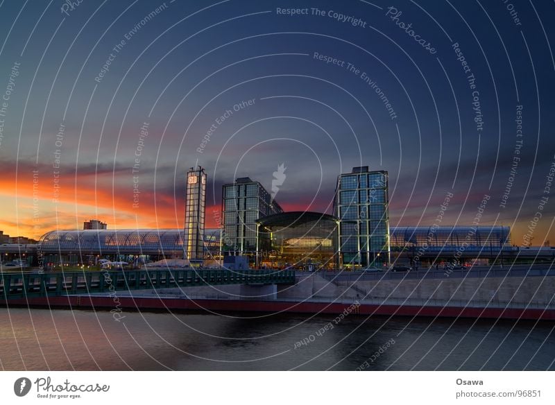 Berliner Hauptbahnhof Gebäude Stahl Spree Sonnenuntergang Dämmerung Wolken Station rot Bahnhof Langzeitbelichtung modern Glas Wasser Brücke Himmel Abend