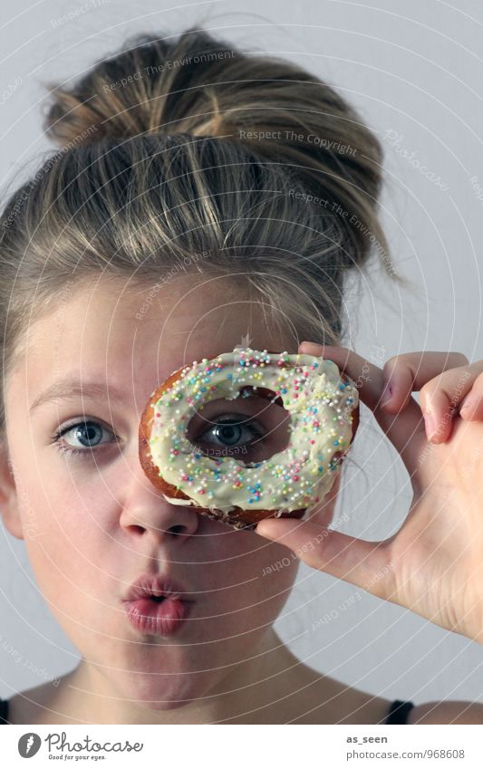 O Lebensmittel Teigwaren Backwaren Kuchen Dessert Krapfen Ernährung Essen Diät Feste & Feiern Geburtstag Kindererziehung Mädchen Jugendliche Gesicht 1 Mensch