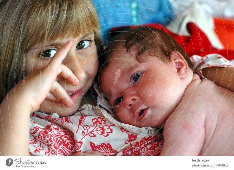 geschwisterliebe 5jahre&frischling Schwester Geschwister Gefühle Kind Mädchen Baby Wunsch Zukunft drücken schlafen Kleinkind Liebe Haut Verbindung Frieden