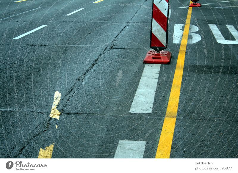 StVO : Straßenverkehrsordnung {f} = Highway Code Asphalt Verkehr Verkehrszeichen Güterverkehr & Logistik Umleitung Bake Stadt Alexanderplatz Verkehrswege