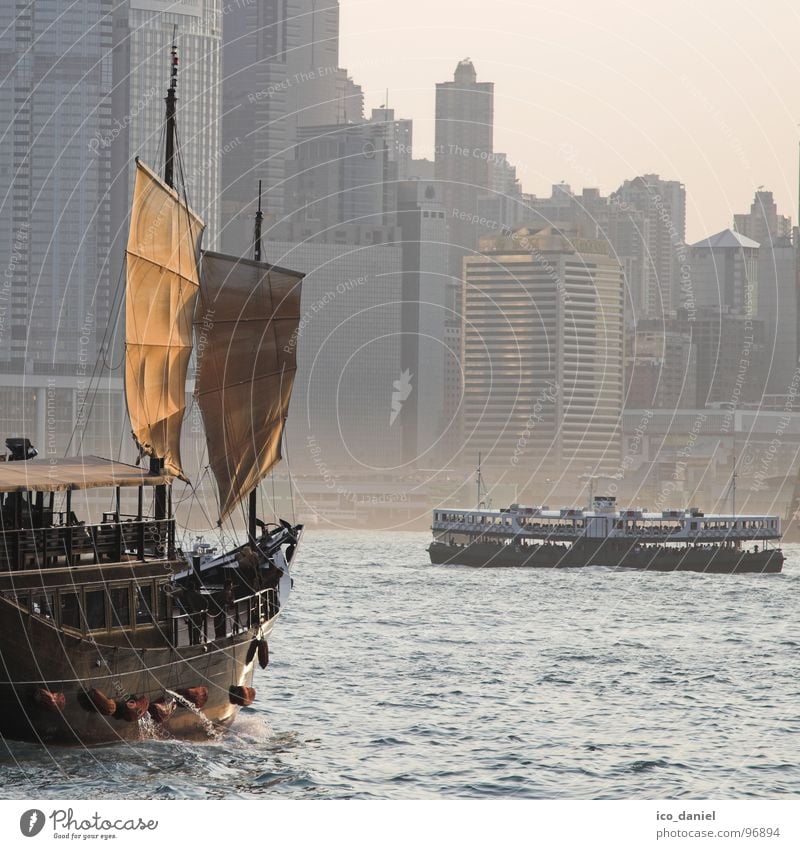 Kontraste - Hong Kong Städtereise Haus Wasser Nebel Fluss Skyline Hochhaus Gebäude Schifffahrt Fähre Wasserfahrzeug fahren alt modern neu Hongkong Dschunke