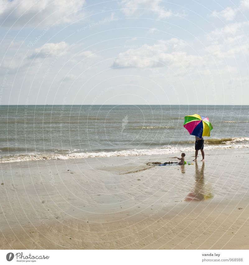 Sonnenschützer Kinderspiel Ferien & Urlaub & Reisen Tourismus Ferne Sommer Sommerurlaub Sonnenbad Strand Meer Mensch Baby Eltern Erwachsene Vater