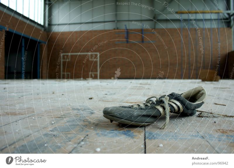 SchulSport Turnschuh Schuhe Turnen Parkett Staub Sporthalle Schulsport Holz Ruine verfallen üben Schuhbänder Leichtathletik Bodenbelag dreckig turnunterricht