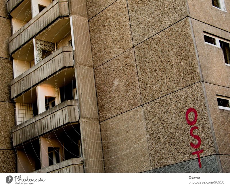 Kost the Osten Plattenbau Beton drüben Balkon Fenster Wohnung Gebäude Haus Stil Friedrichshain DDR Häusliches Leben Wohngebäude Berlin Architektur