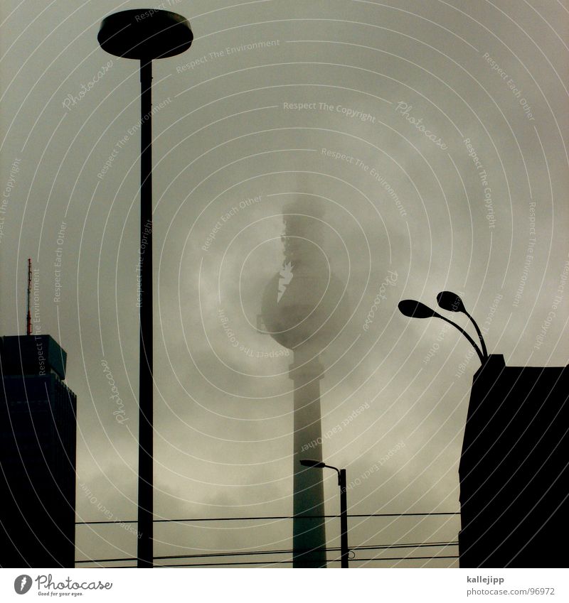 watergate affäre Alexanderplatz Wolken schlechtes Wetter Nebel Lampe Laterne Stadt Haus Wahrzeichen Tourist Tourismus Berlin Berliner Fernsehturm alex Straße