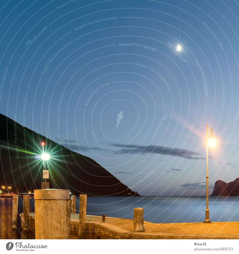 Mond über dem Gardasee III Ferien & Urlaub & Reisen Himmel Horizont Sommer Berge u. Gebirge Seeufer Torbole Italien Lebensfreude Anlegestelle Straßenbeleuchtung