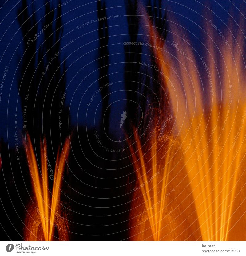leuchtende Fontänen Licht Wasserfontäne dunkel gelb Nacht Beleuchtung Brand