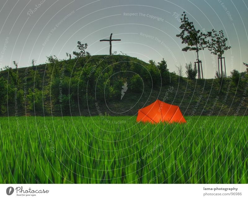 Berg der Erleuchtung Cloppenburg Regenschirm Sonnenschirm Unwetter Wolken Gras Halm Wiese Sommer Feld grün Gipfelkreuz Kruzifix Erkenntnis Heiligenschein heilig