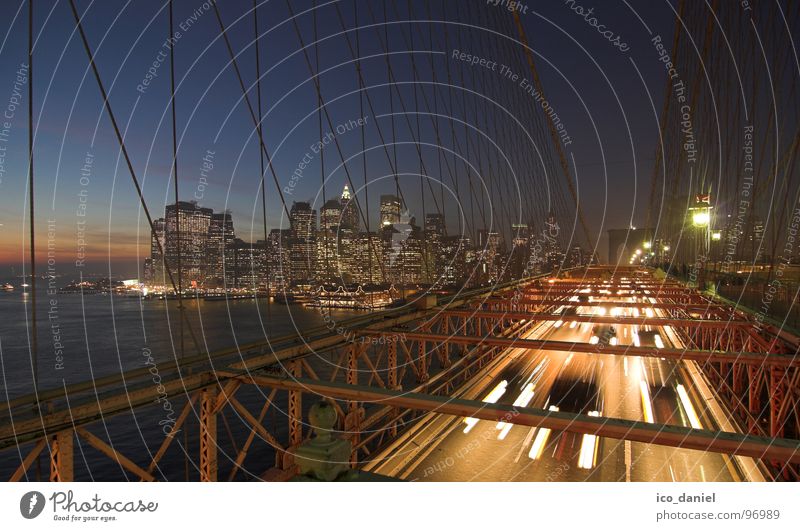 Brooklyn Bridge II - New York City Nachthimmel Fluss Stadtzentrum Skyline Brücke Verkehr Verkehrsmittel Verkehrswege Straßenverkehr dunkel Hängebrücke