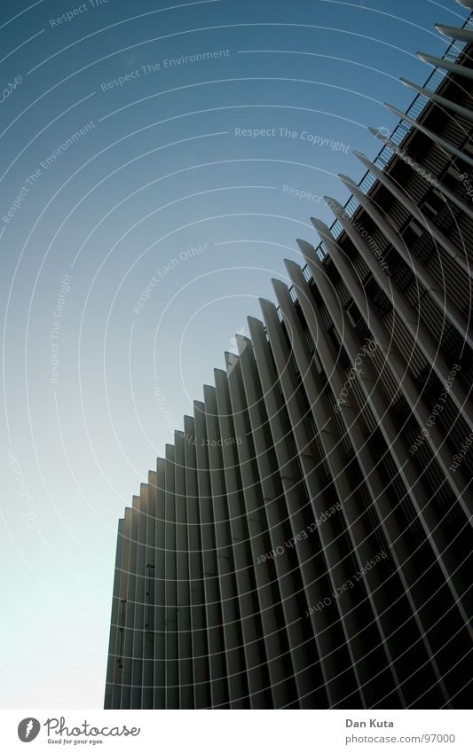 Käsereibe Köln lecker Wachstum Froschperspektive Perspektive perfekt Hochhaus Haus Gebäude rücksichtslos Macht ungeheuerlich Streifen Beton Wand Stahl Fenster