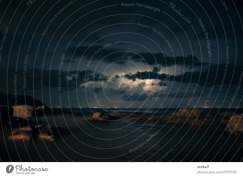 Tropengewitter Gewitter Felsen Strand Meer bedrohlich dunkel maritim Blitze Gewitterwolken Gedeckte Farben Außenaufnahme Nacht