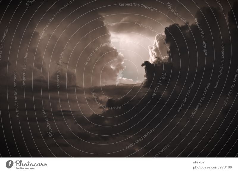 hinter das Licht geführt nur Himmel Gewitterwolken Sonnenlicht schlechtes Wetter bedrohlich gigantisch grau schwarz weiß Beginn Endzeitstimmung Glaube